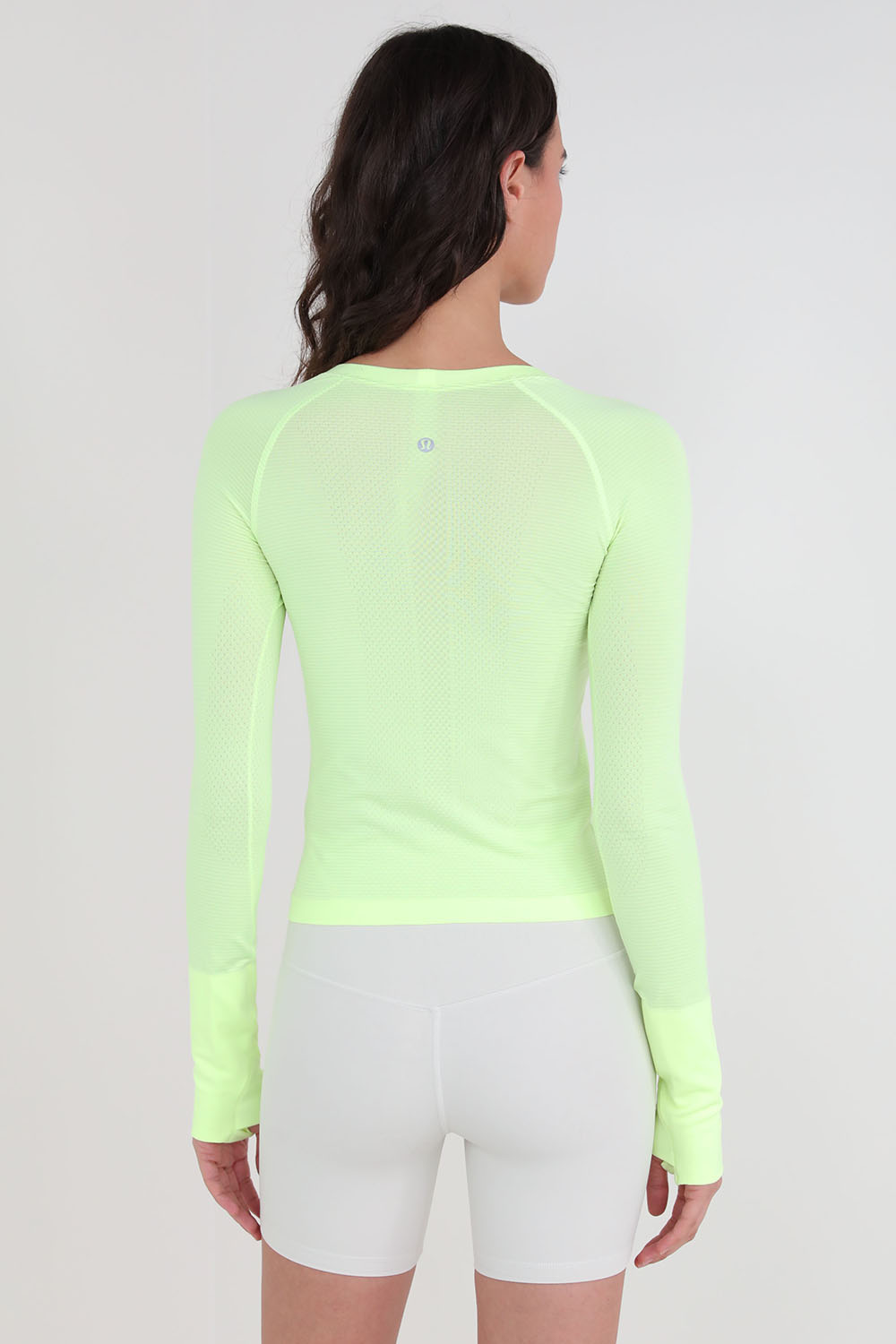 תמונת דוגמן אחורית של Swiftly Tech Long-Sleeve Shirt 2.0