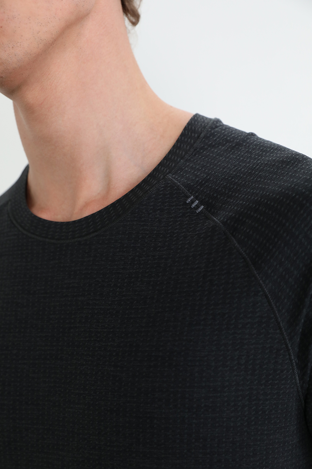 תמונת תקריב דוגמן של Metal Vent Tech Short-Sleeve Shirt
