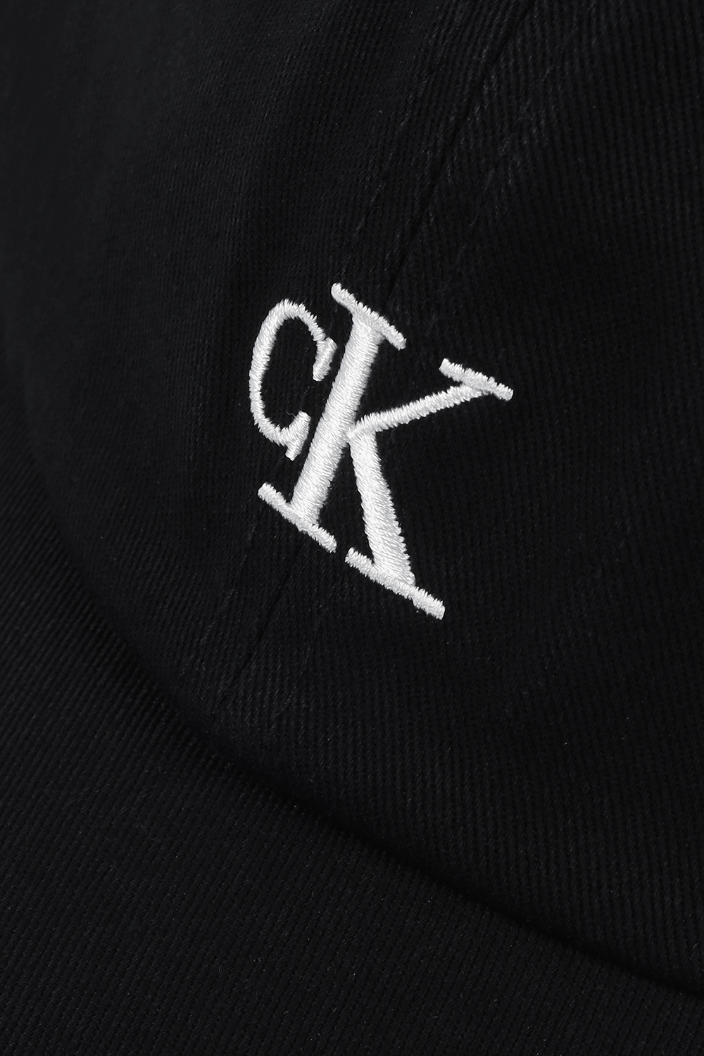 תמונת תקריב של כובע בייסבול עם לוגו בשחור CALVIN KLEIN