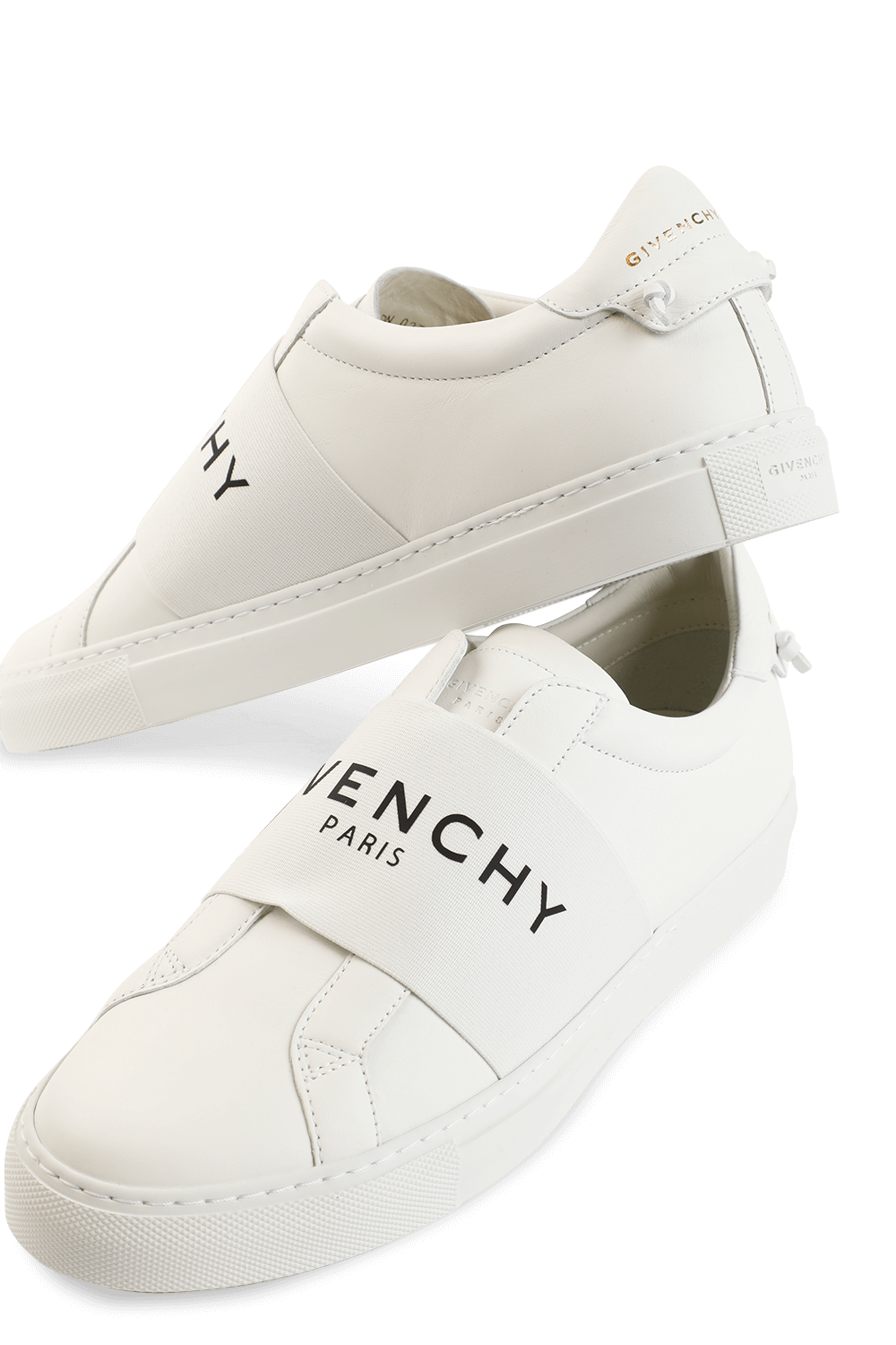 תמונת תקריב של נעלי סניקרס לבנות ממותגות GIVENCHY
