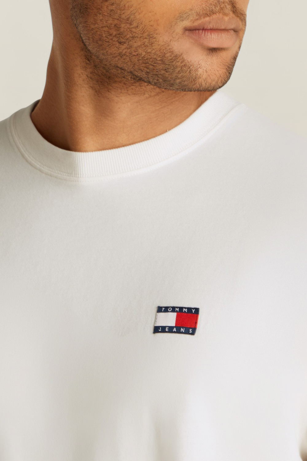 תמונת תקריב דוגמן של חולצת טי TOMMY HILFIGER
