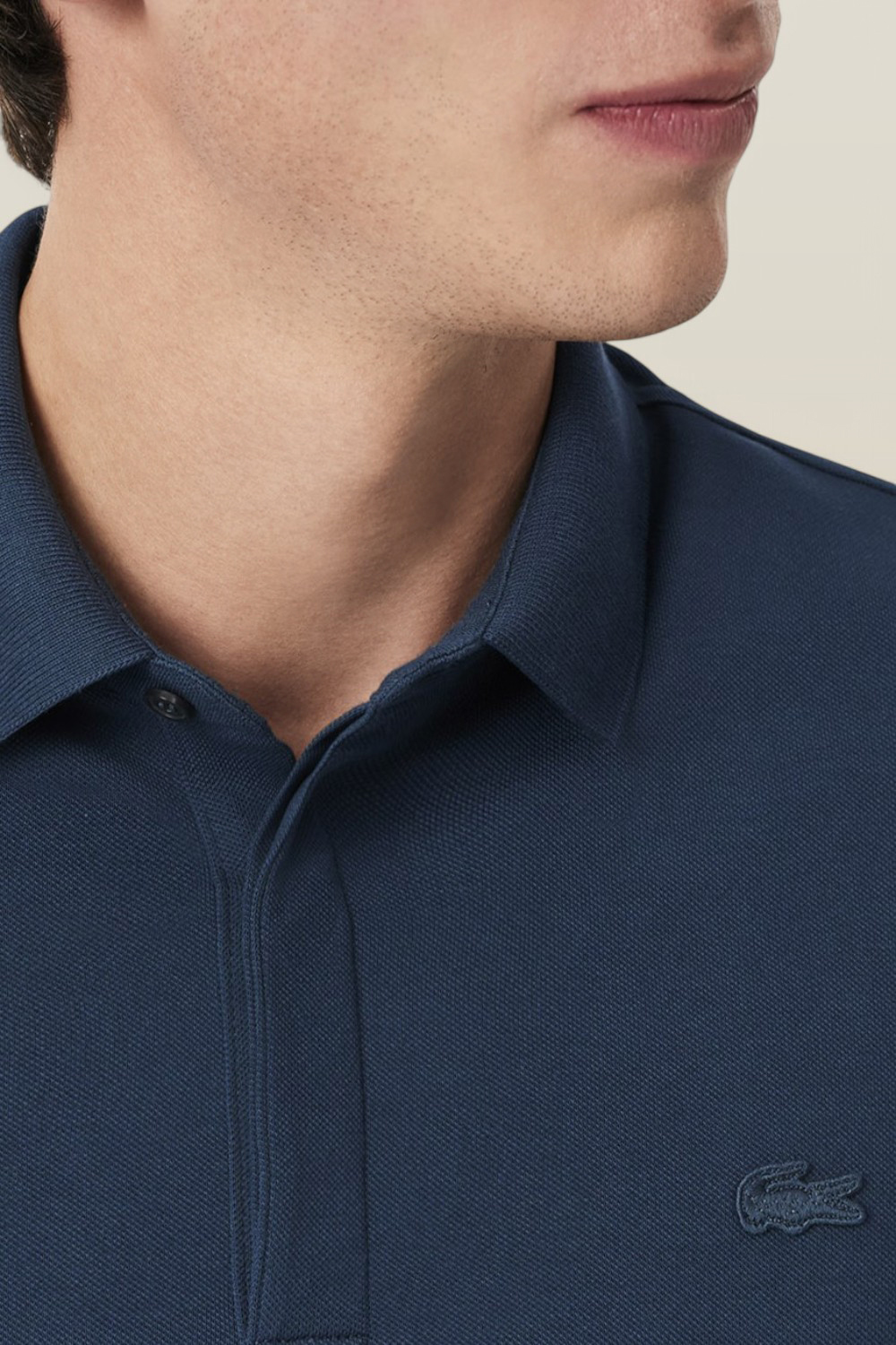 תמונת תקריב דוגמן של חולצת פולו LACOSTE