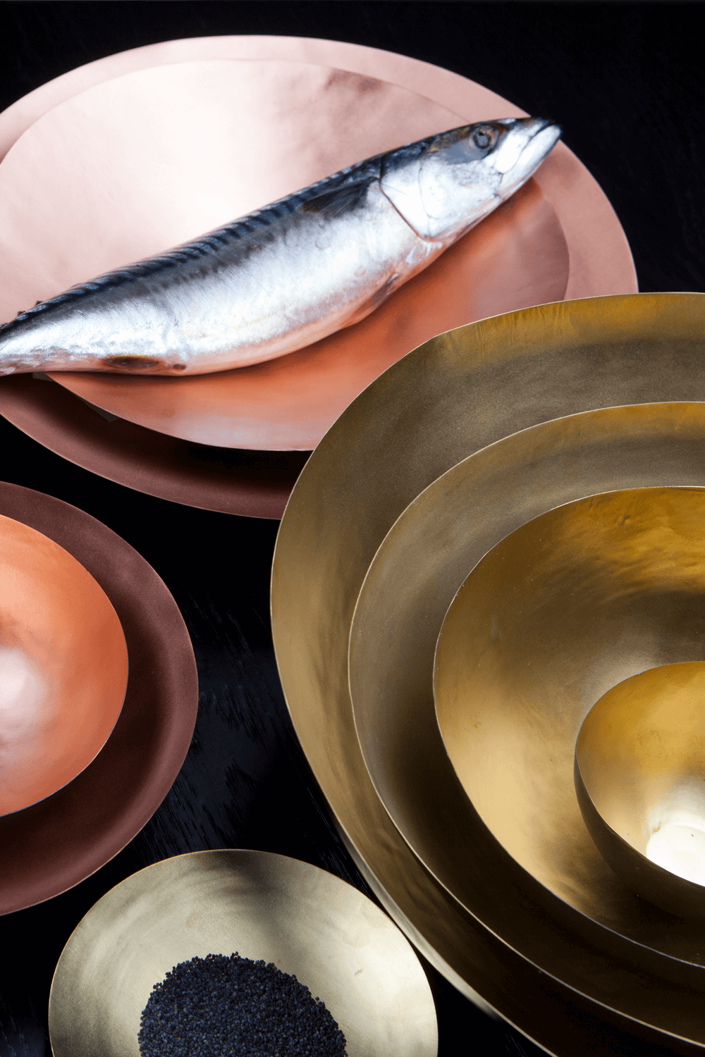 תמונה אחורית של סט חמש קערות קטנות מפליז TOM DIXON