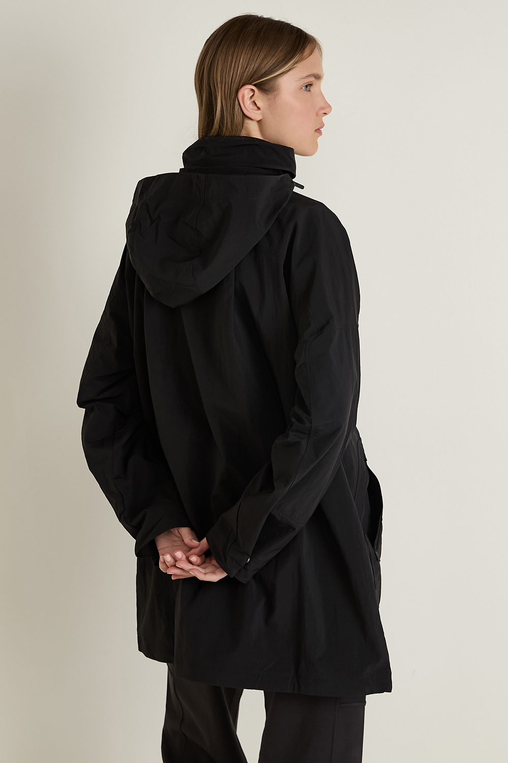 תמונת דוגמן אחורית של Hooded Mid-Length Utility Jacket LULULEMON