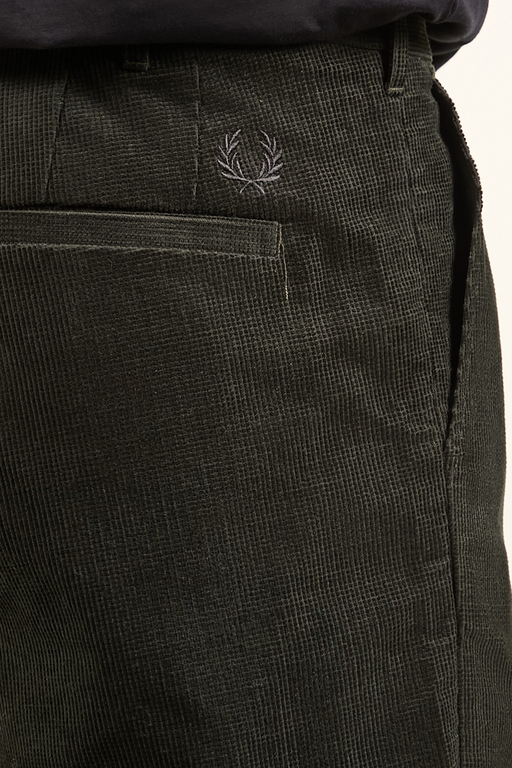 תמונת תקריב דוגמן של מכנסיים ארוכים FRED PERRY