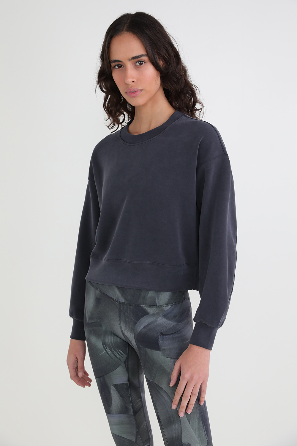 תמונת דוגמן קידמית של Perfectly Oversized Cropped Crew