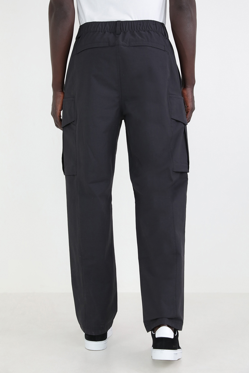 תמונת דוגמן אחורית של VersaTwill™ Relaxed-Fit Cargo Pant LULULEMON