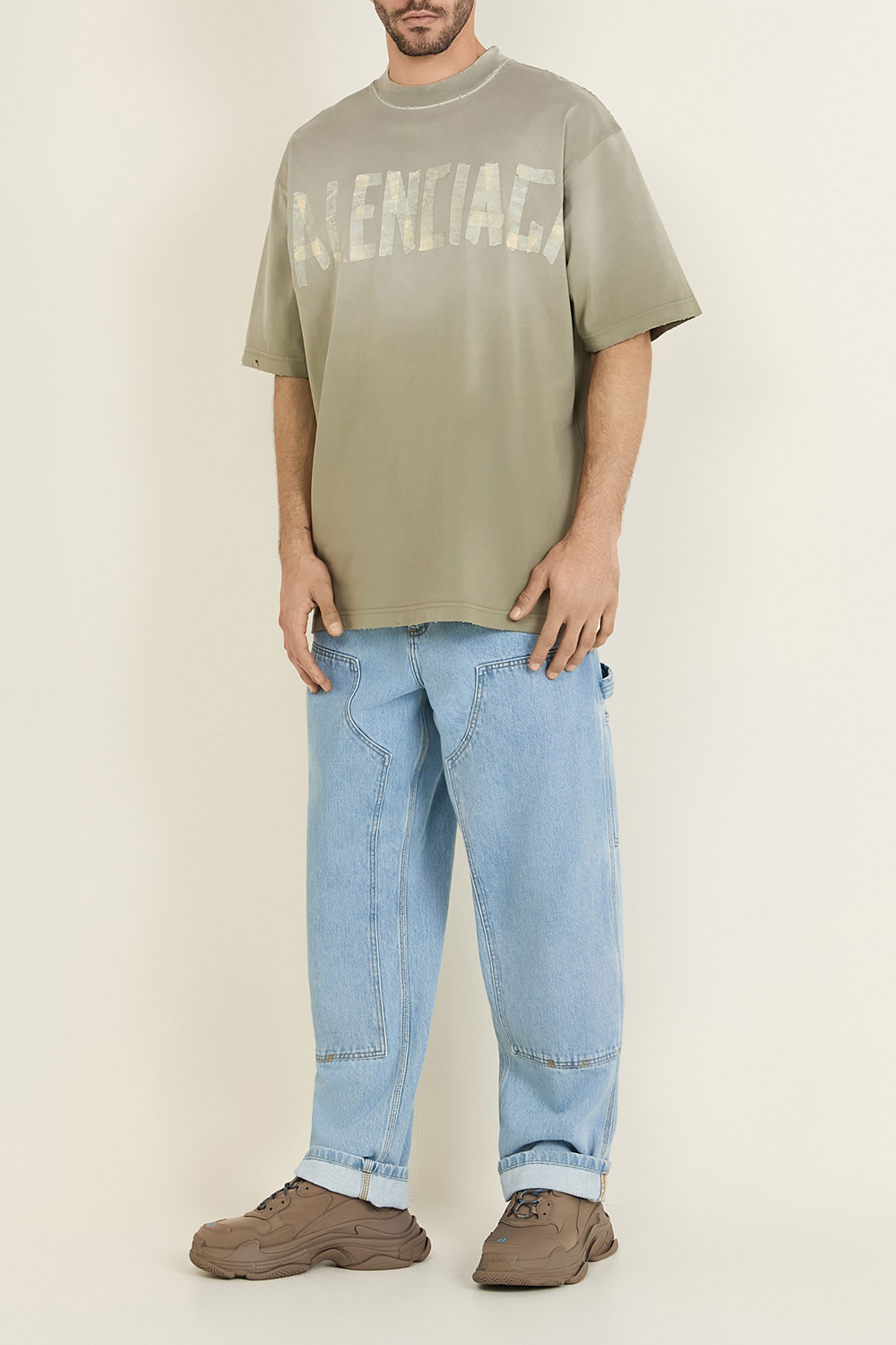 תמונת דוגמן קידמית של נעלי סניקרס טריפל אס BALENCIAGA