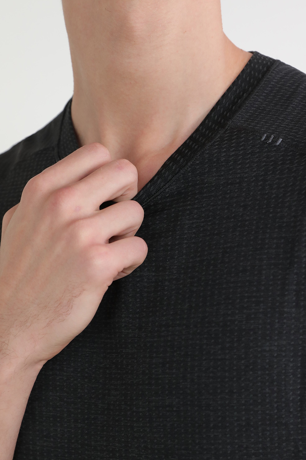 תמונת תקריב דוגמן של Metal Vent Tech Sleeveless