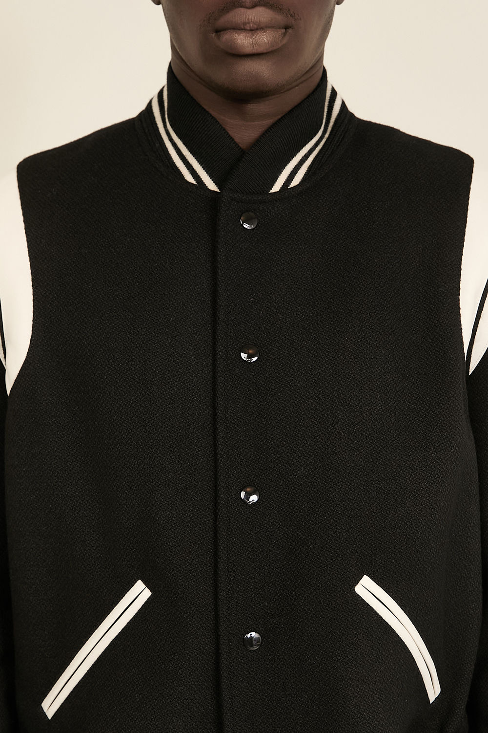 תמונת תקריב דוגמן של ז'קט בייסבול SAINT LAURENT