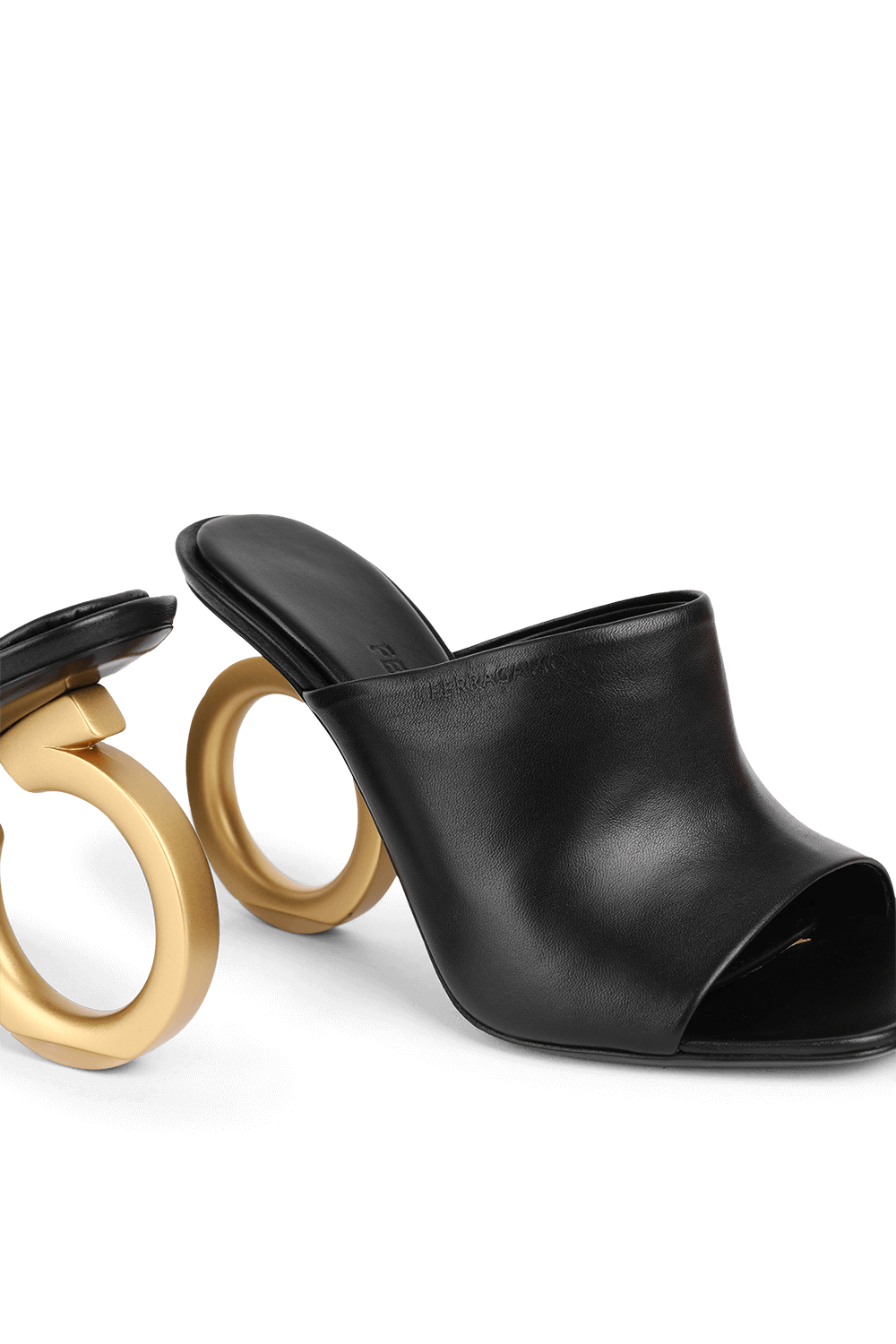תמונת תקריב של סנלדי עקב מיולס מעור FERRAGAMO