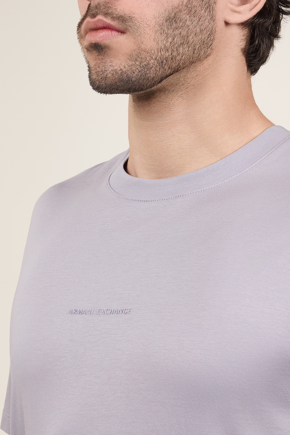 תמונת תקריב דוגמן של חולצת טי ARMANI EXCHANGE