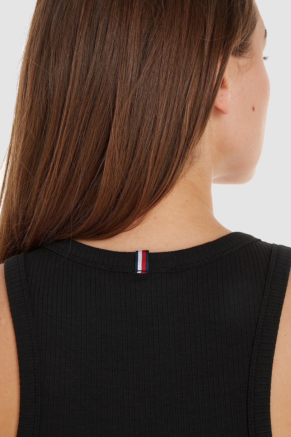 תמונת תקריב דוגמן של גופייה באריגת ריב TOMMY HILFIGER