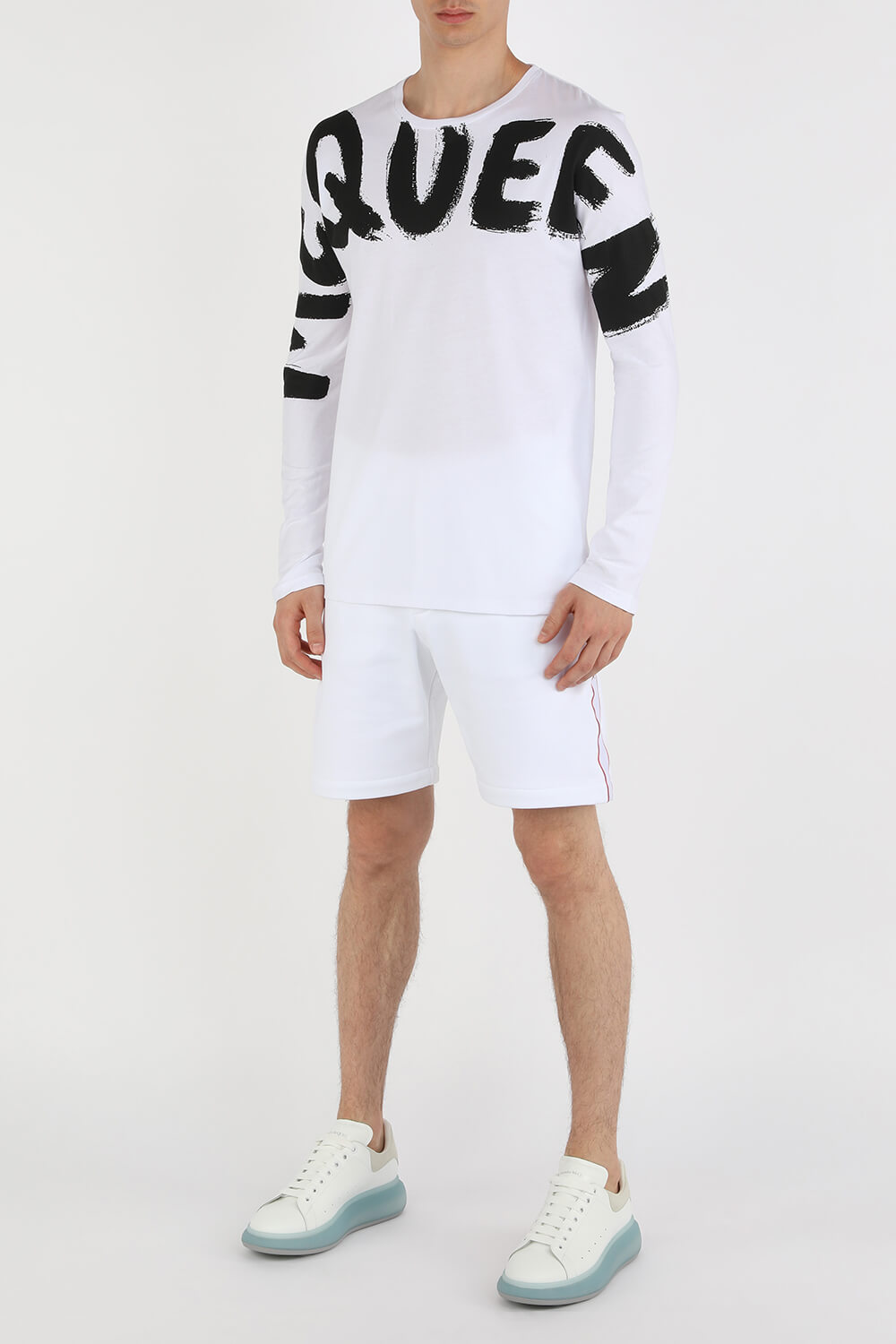 תמונת דוגמן קידמית של Oversized Sneakers in White ans Light Blue