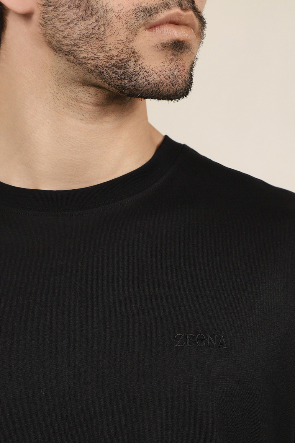 תמונת תקריב דוגמן של חולצת טי ZEGNA