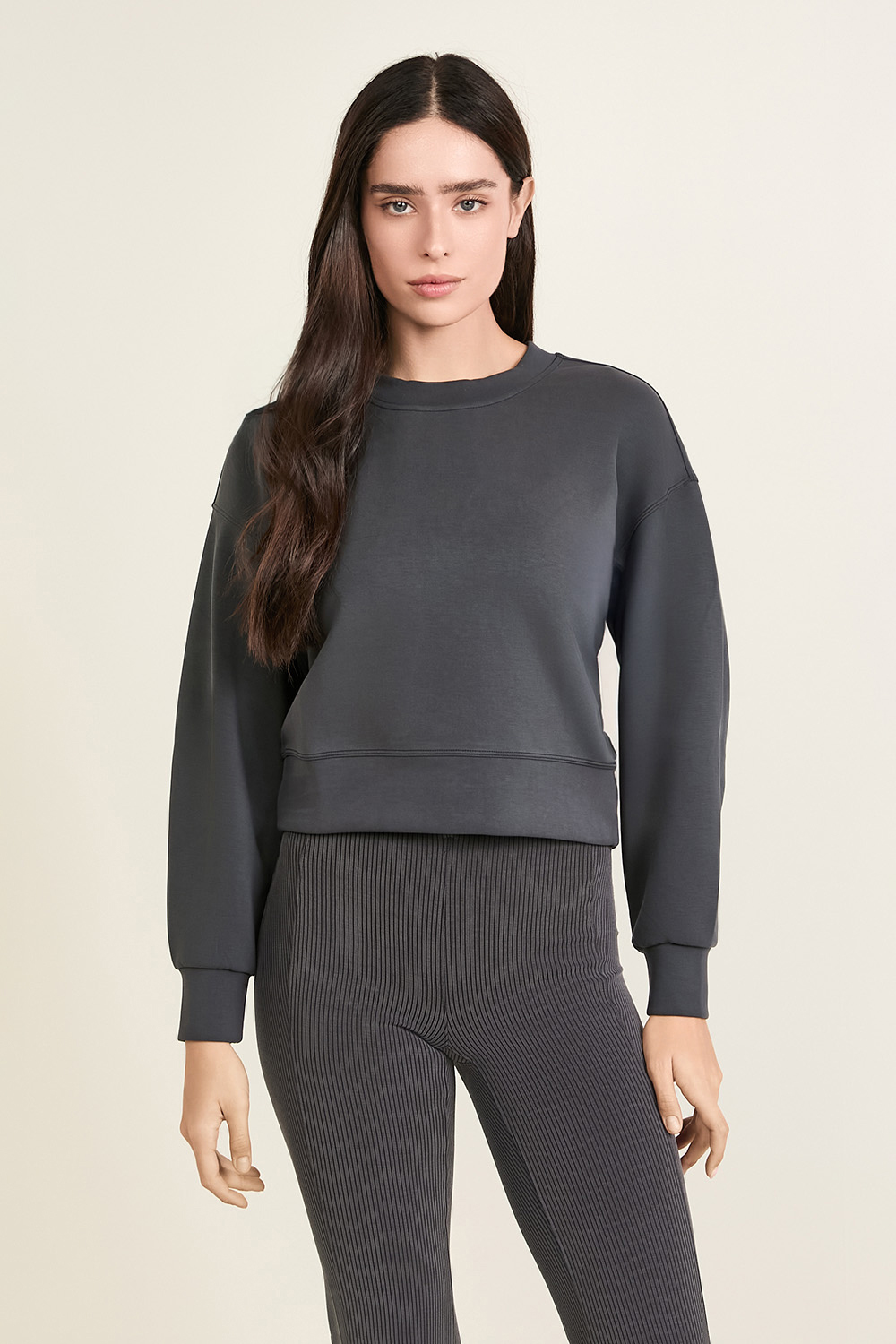 תמונת דוגמן קידמית של Perfectly Oversized Cropped Crew Softstreme LULULEMON