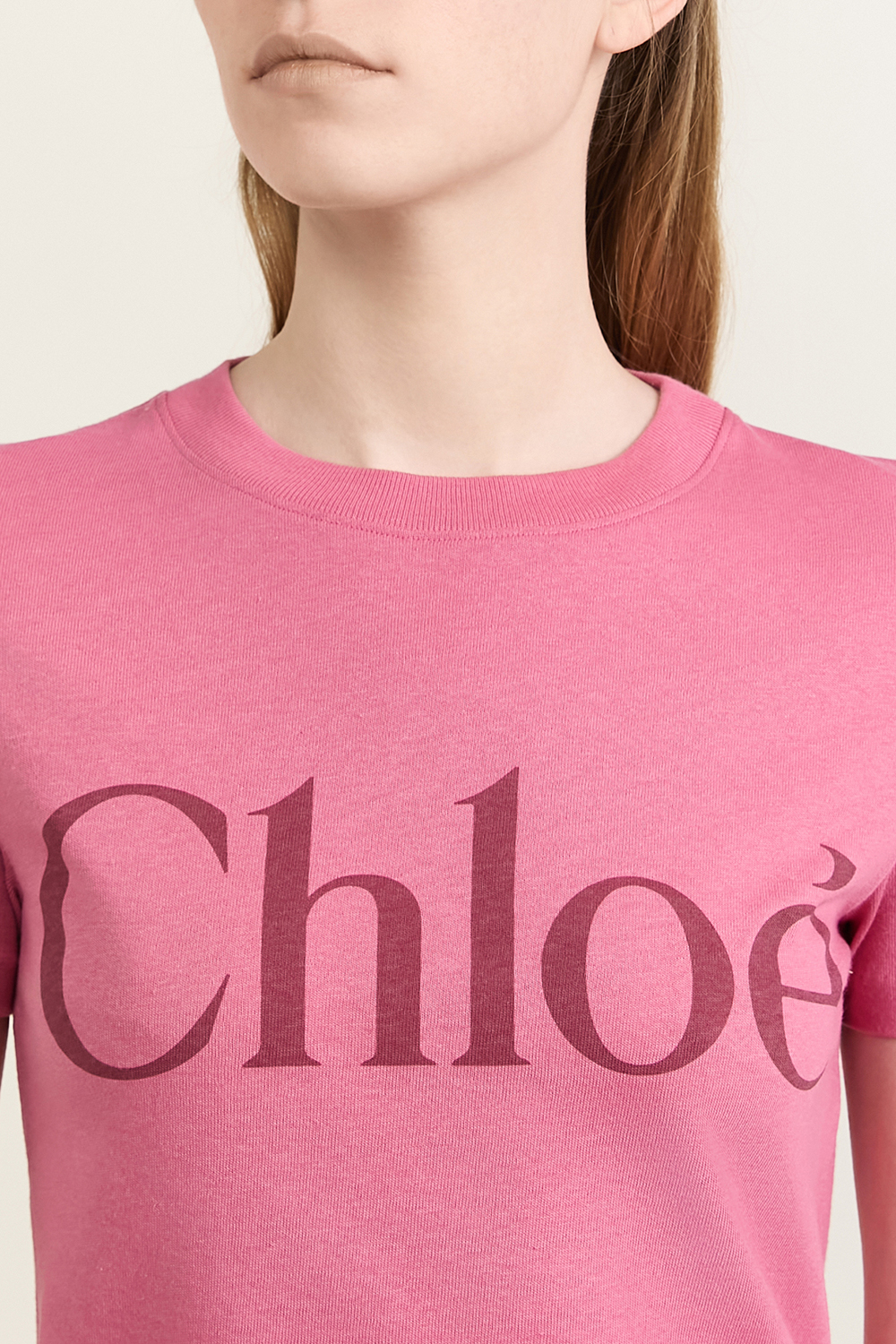 תמונת תקריב דוגמן של חולצת טי CHLOE