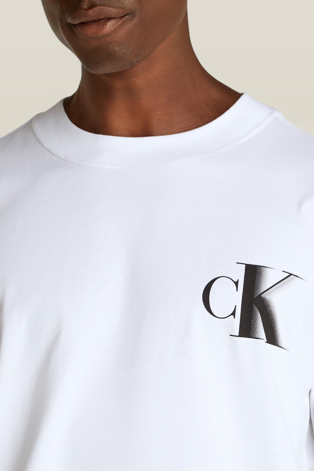תמונת תקריב דוגמן של חולצת טי CALVIN KLEIN
