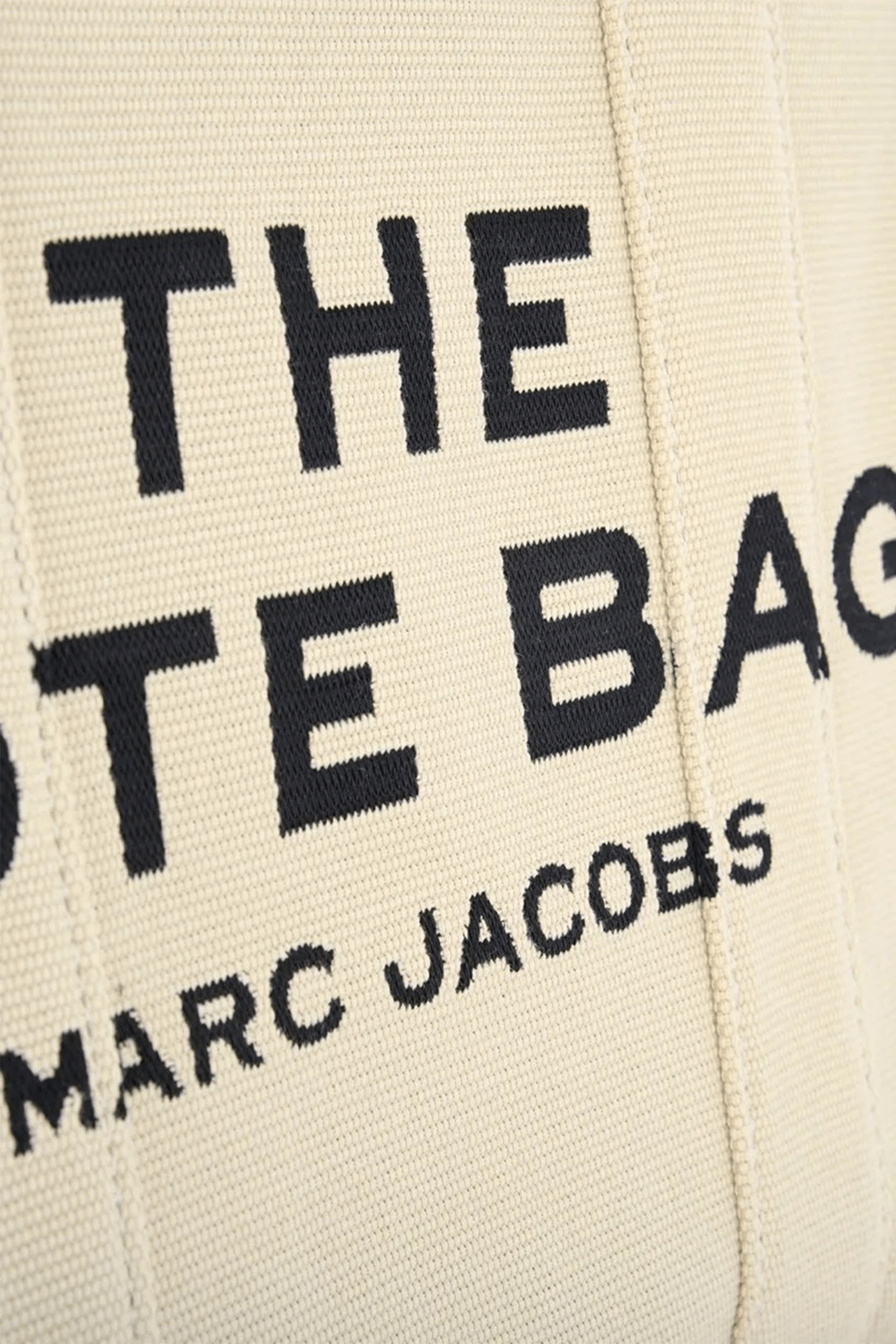 תמונת תקריב של תיק טוט לארג' MARC JACOBS