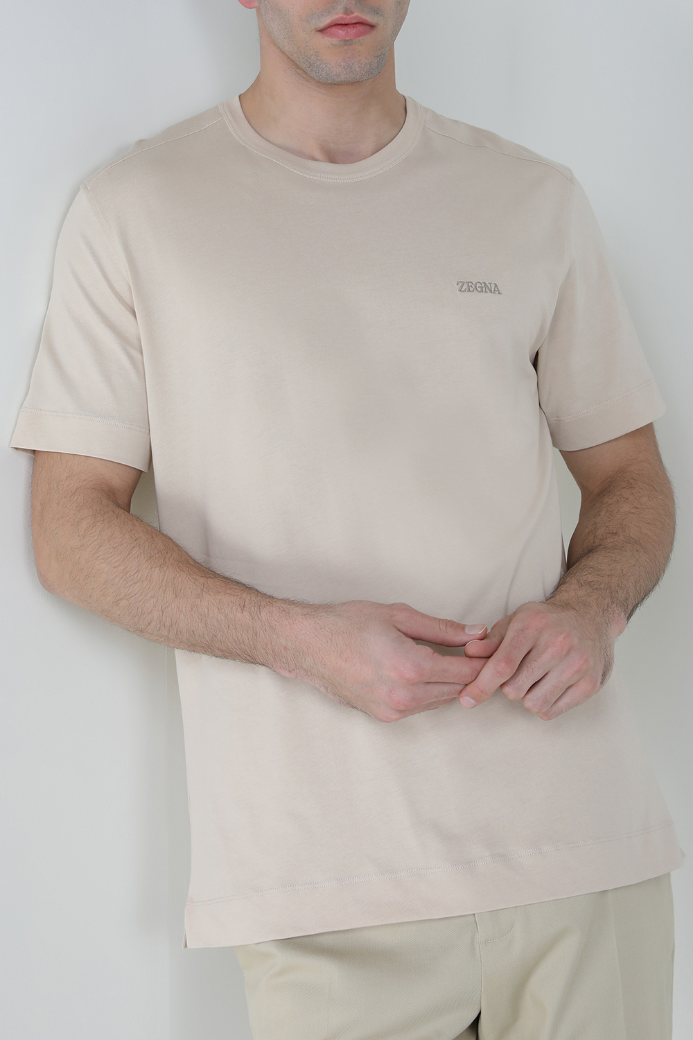 תמונת דוגמן קידמית של חולצת טי ZEGNA