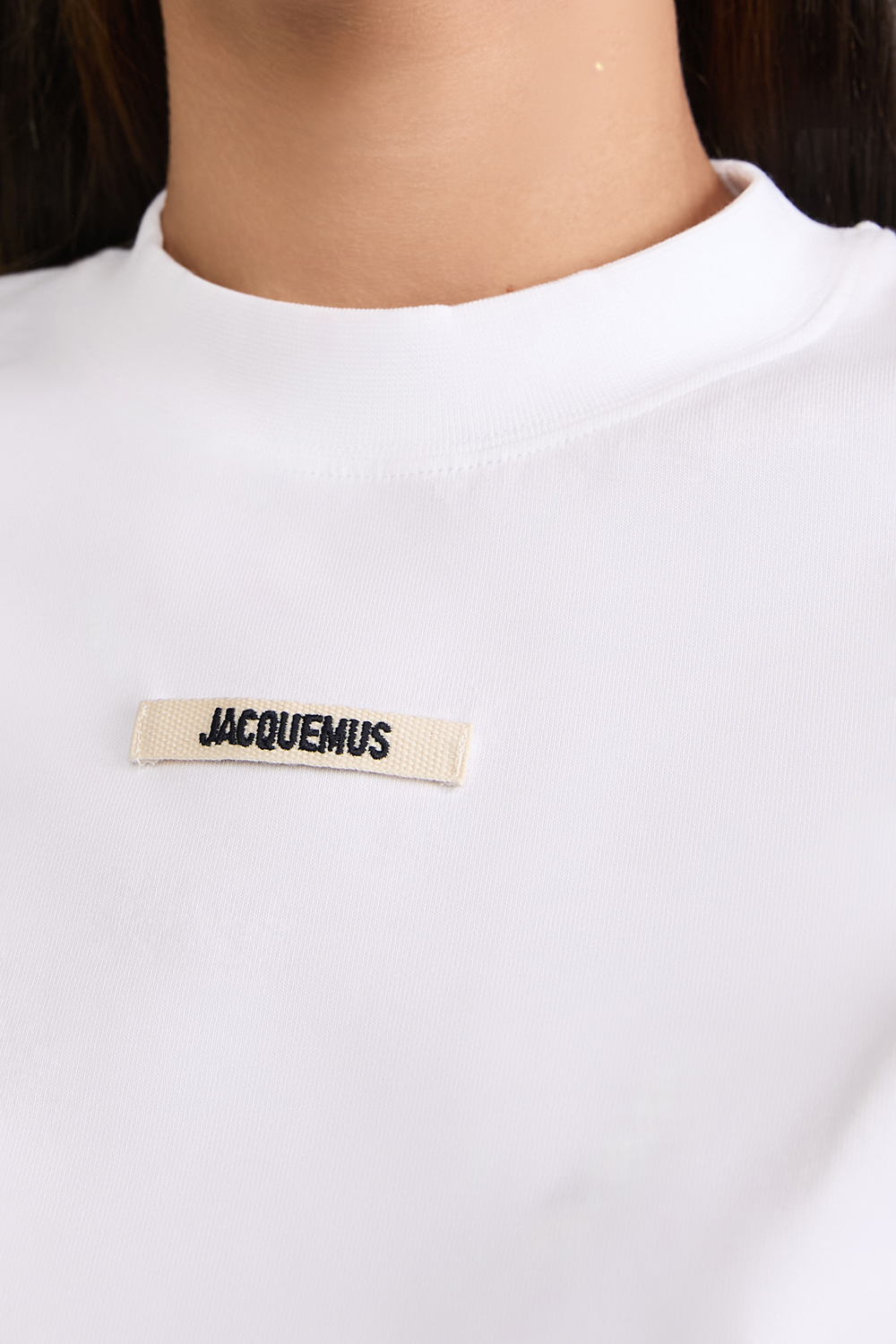 תמונת תקריב דוגמן של חולצת טי JACQUEMUS