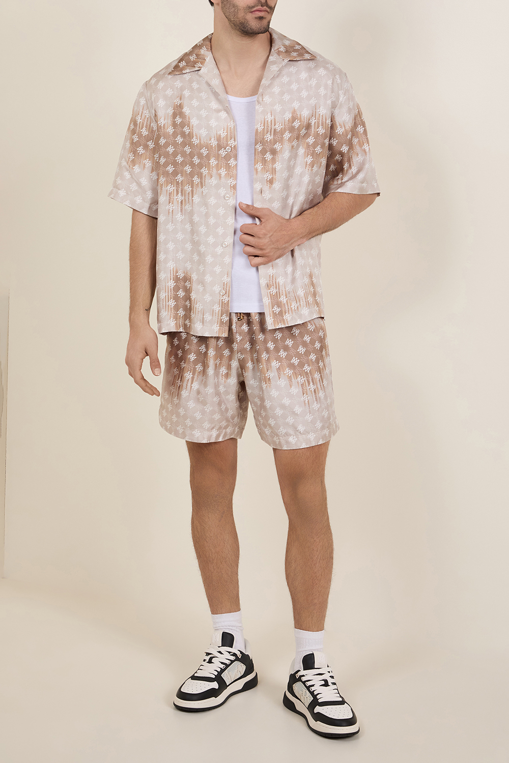 תמונת דוגמן קידמית של סניקרס AMIRI