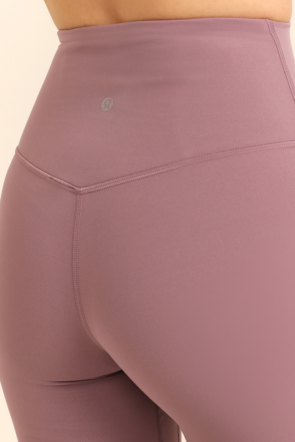 תמונת תקריב דוגמן של Align™ Mini-Flare Pant *Regular LULULEMON