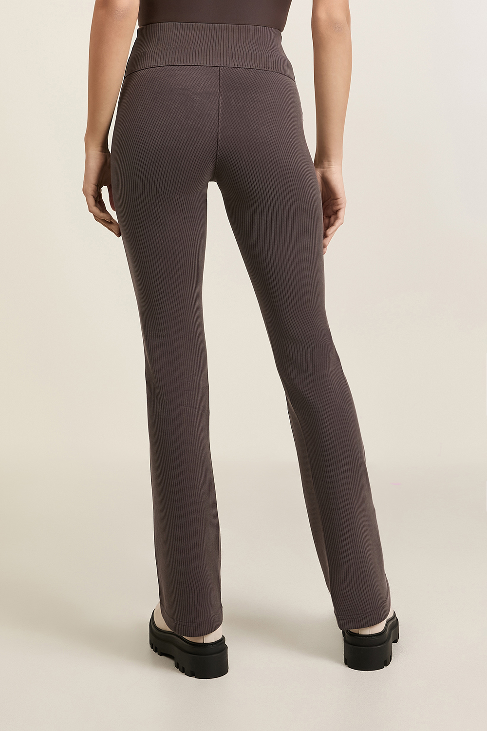 תמונת דוגמן אחורית של Ribbed Softstreme™ Flared Pant Regular LULULEMON