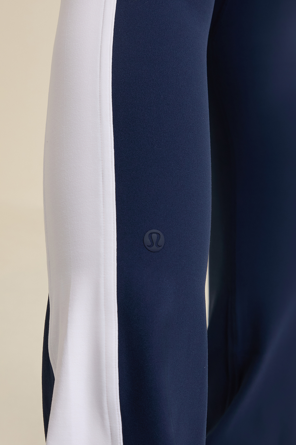 תמונת תקריב דוגמן של Nulu High-Rise Flared Pant LULULEMON