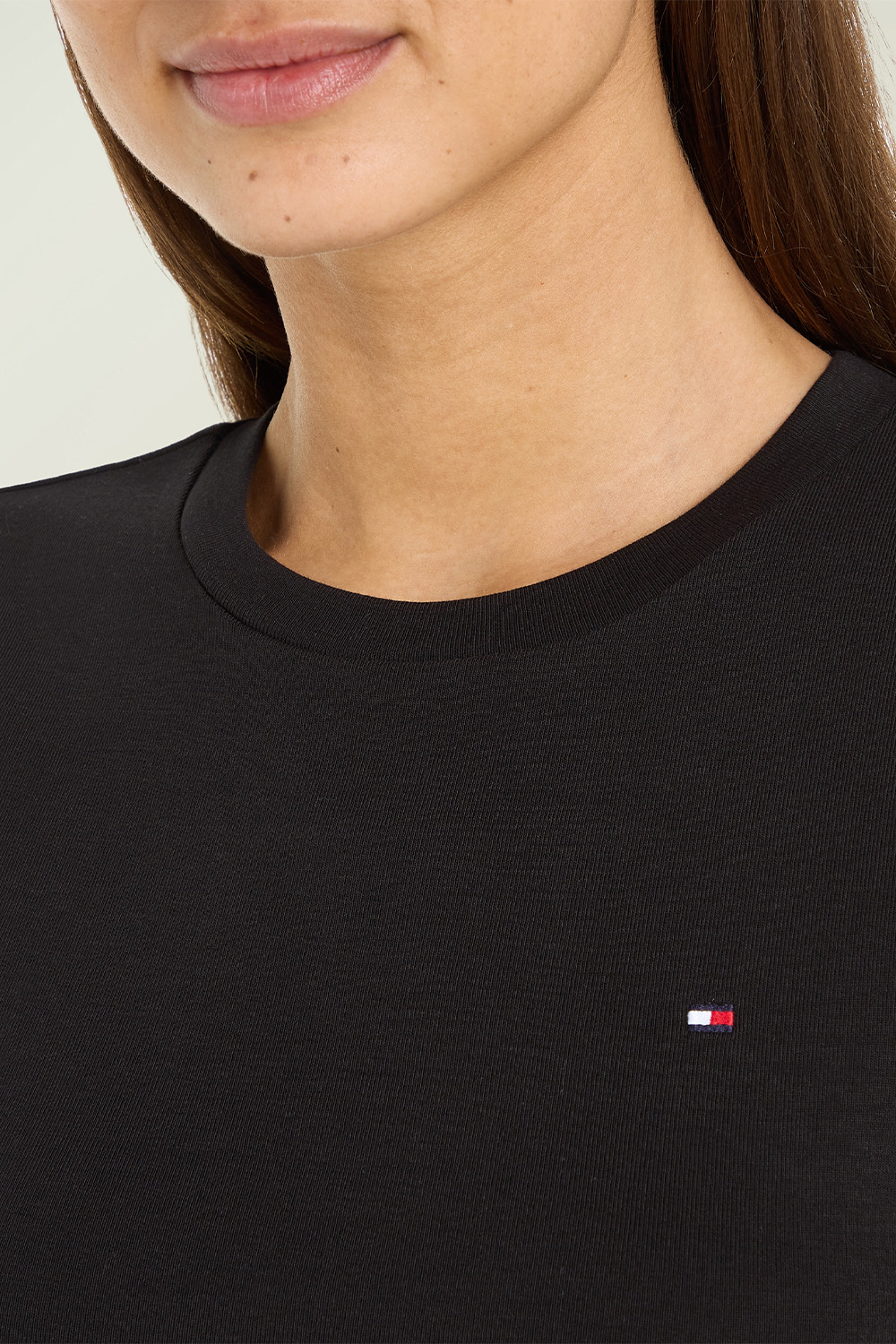 תמונת תקריב דוגמן של חולצת טי TOMMY HILFIGER