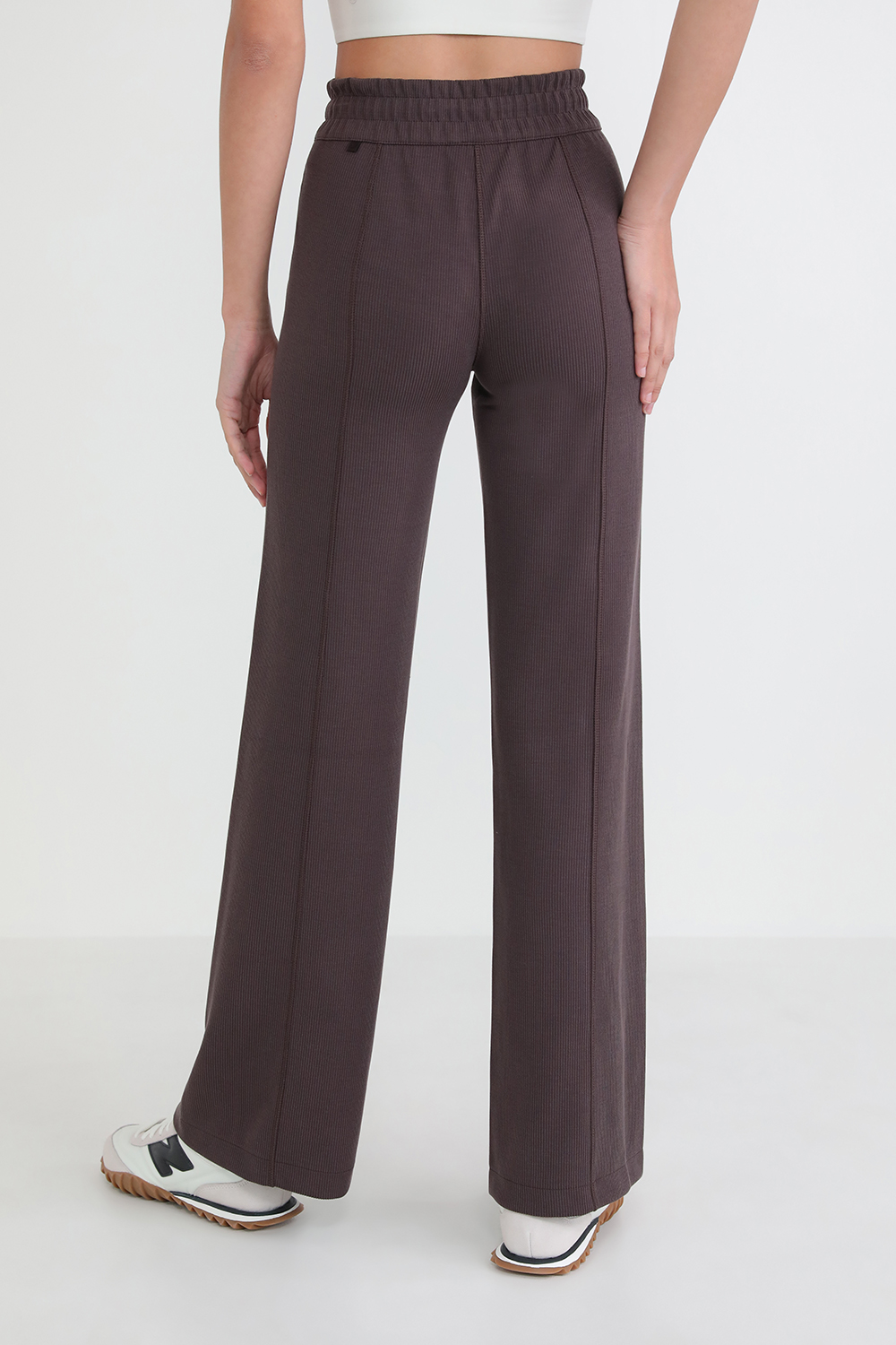 תמונת דוגמן אחורית של Ribbed Softstreme High-Rise Pant 32