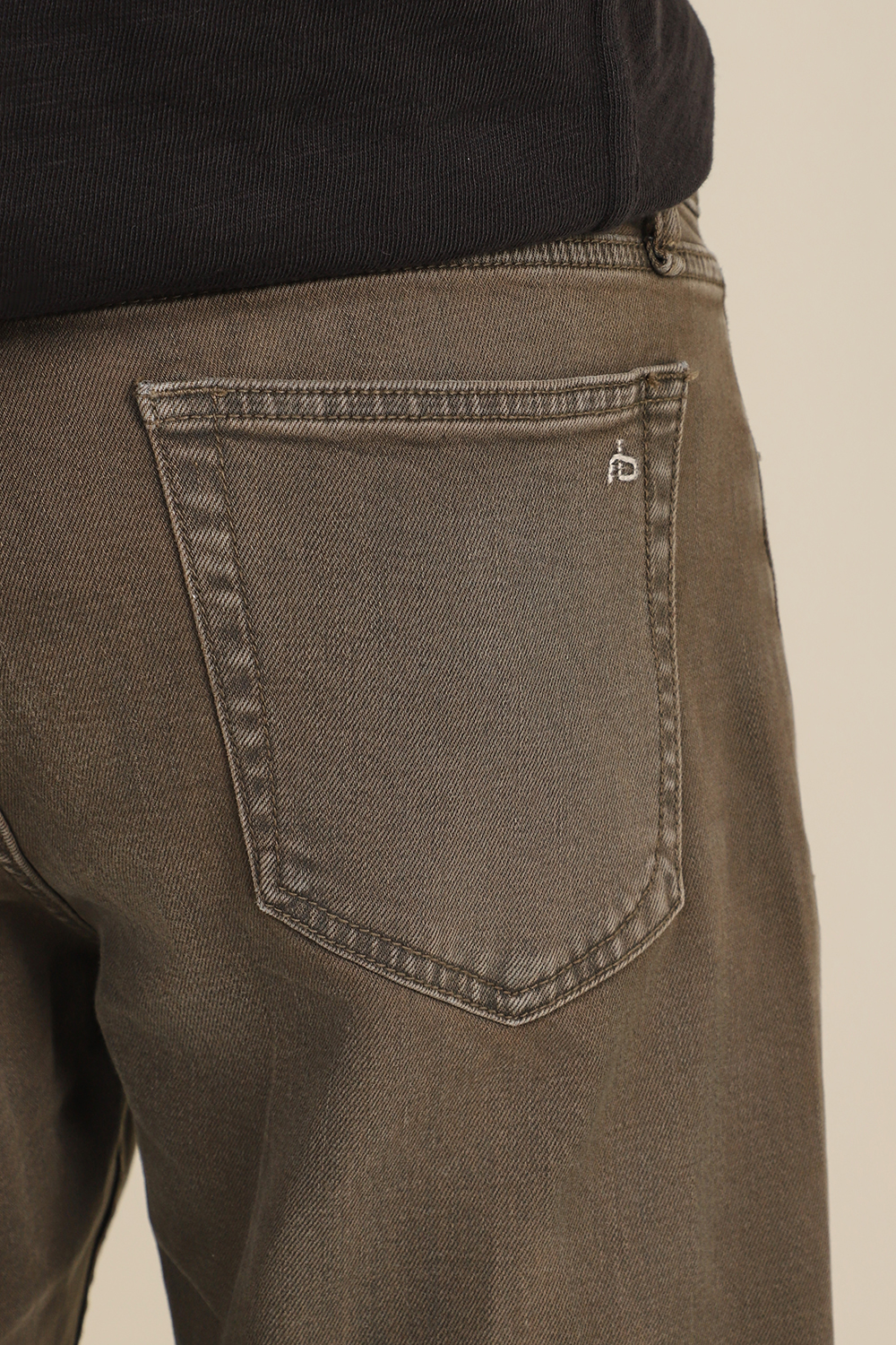 תמונת תקריב דוגמן של מכנסי ג'ינס בגזרה ישרה RAG & BONE