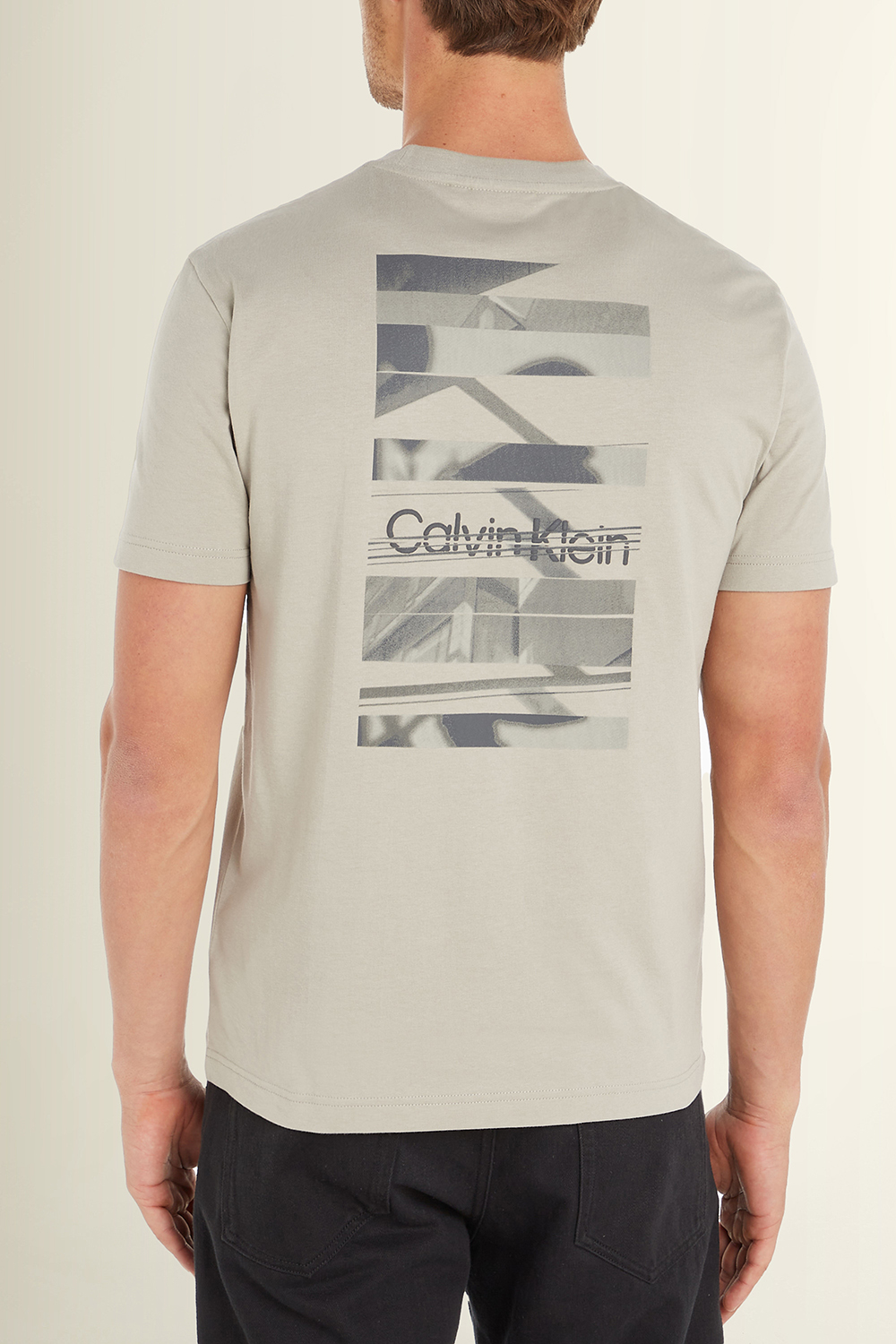 תמונת דוגמן אחורית של חולצת טי עם הדפס CALVIN KLEIN