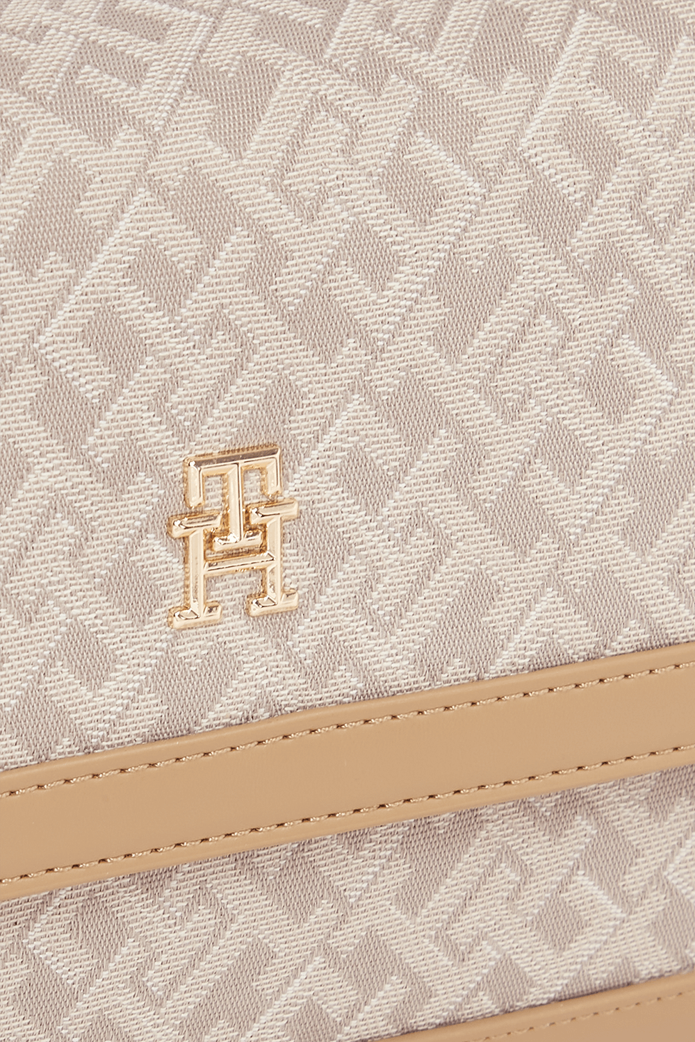 תמונת תקריב של תיק כתף ג'קרד TOMMY HILFIGER
