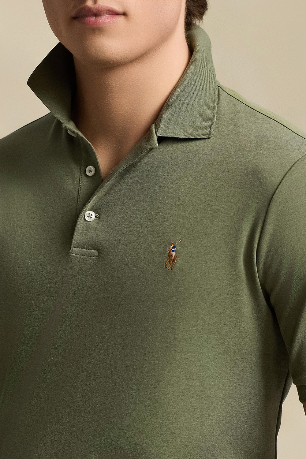 תמונת תקריב דוגמן של חולצת פולו קצרה POLO RALPH LAUREN