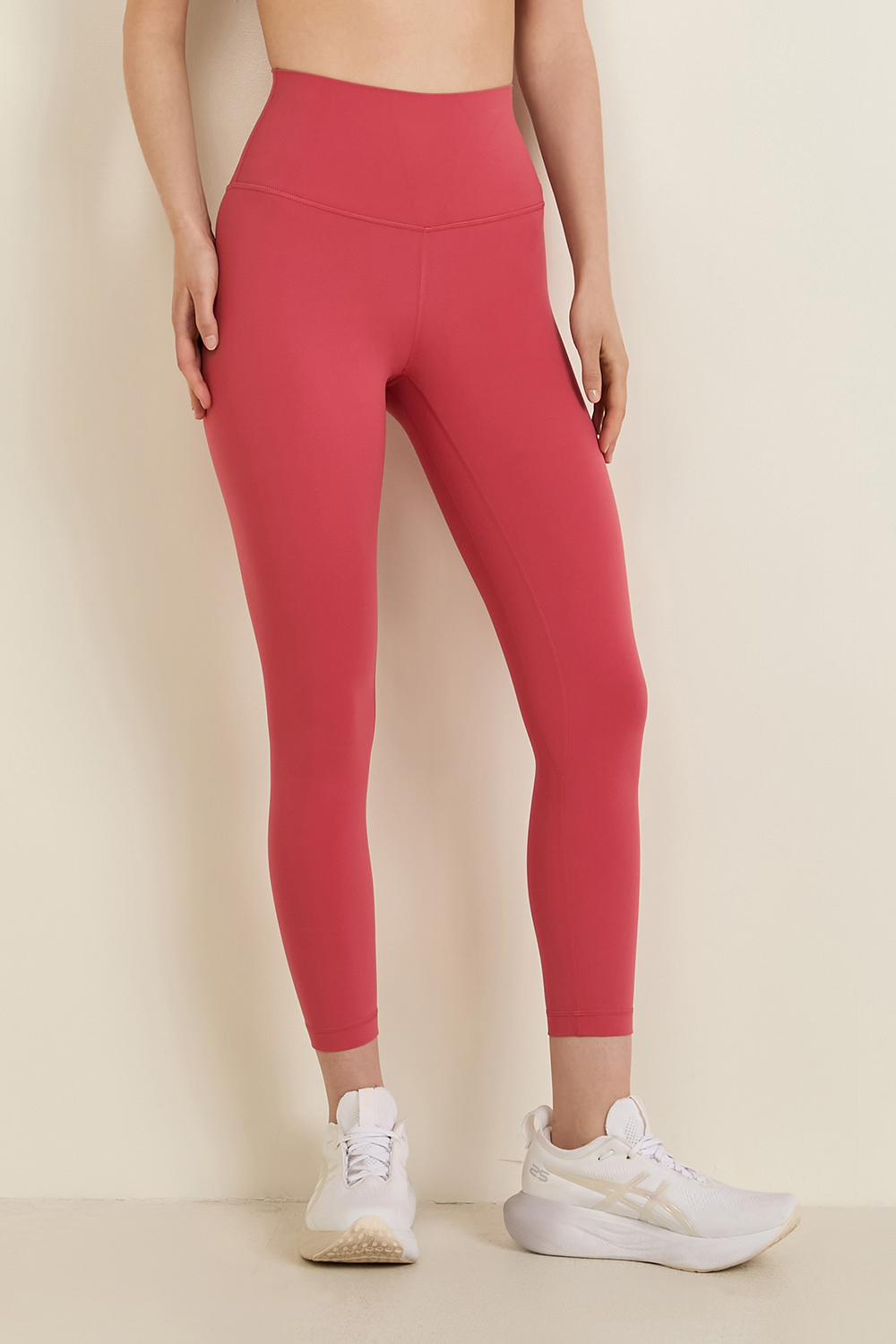 תמונת דוגמן קידמית של Align HR Crop 23 LULULEMON