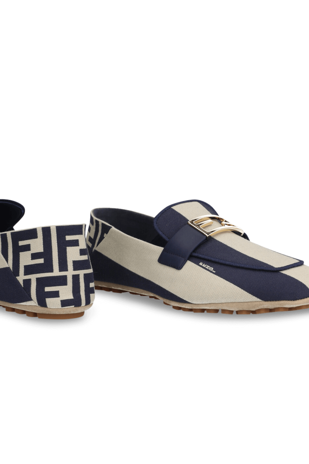 תמונת תקריב של נעלי מוקסינים FENDI