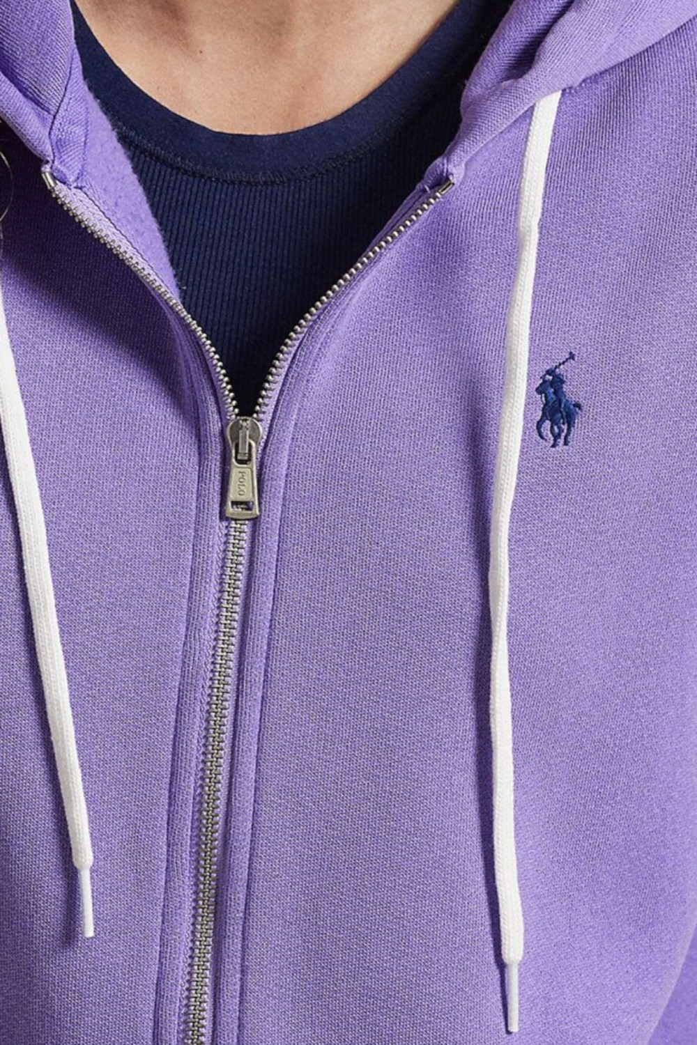 תמונת תקריב דוגמן של סווטשירט קפוצ'ון POLO RALPH LAUREN