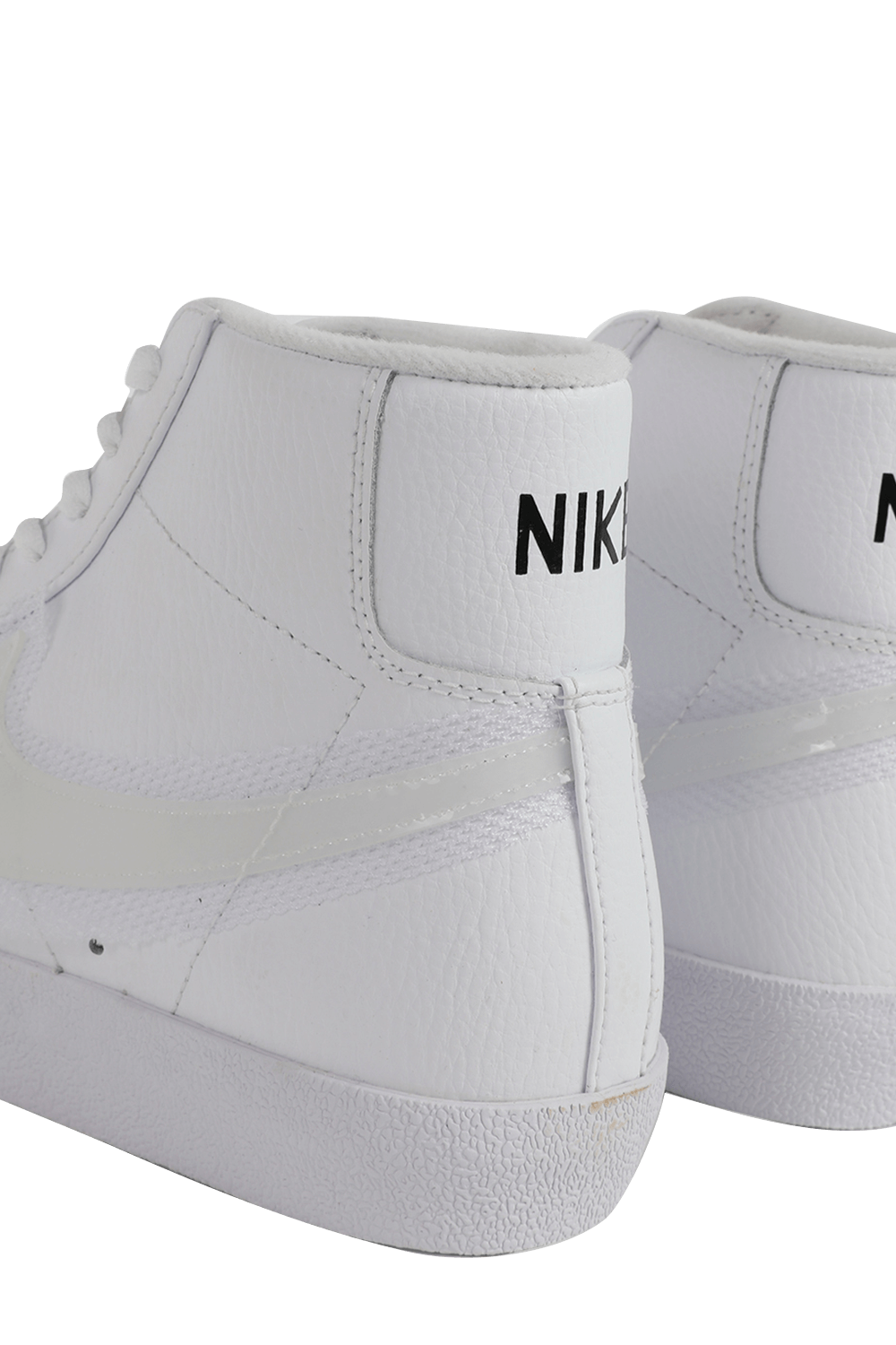 תמונת תקריב של Nike Blazer Mid 77 in White NIKE
