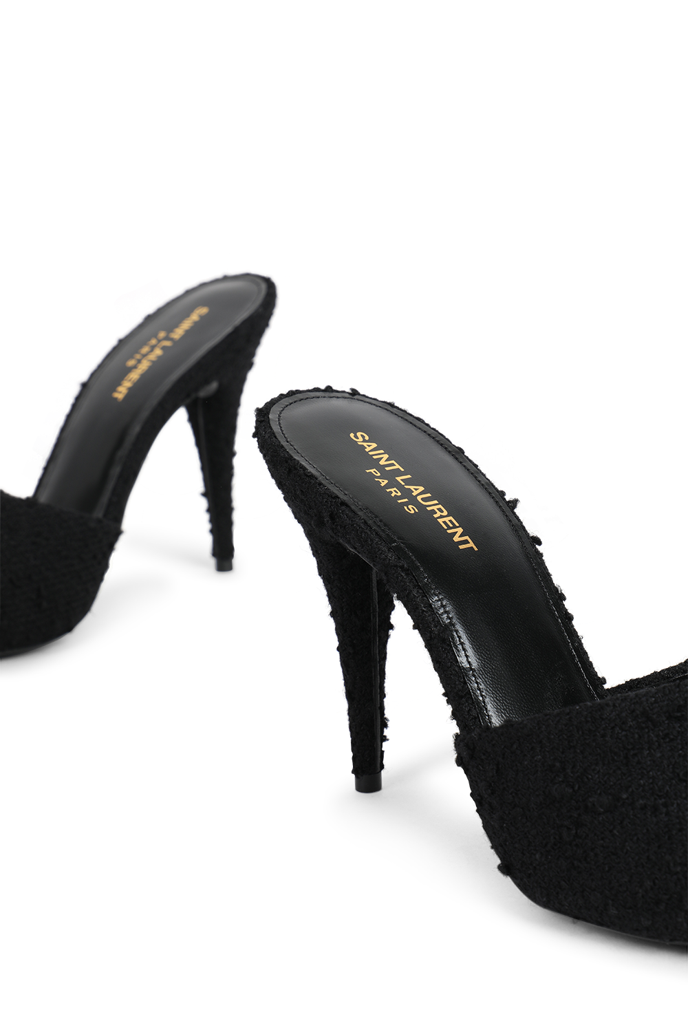 תמונת תקריב של נעלי עקב מצמר בצבע שחור SAINT LAURENT