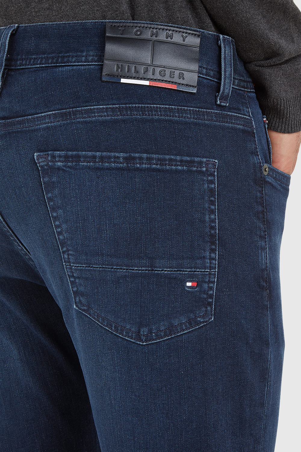 תמונת תקריב דוגמן של מכנסי ג'ינס סלים TOMMY HILFIGER