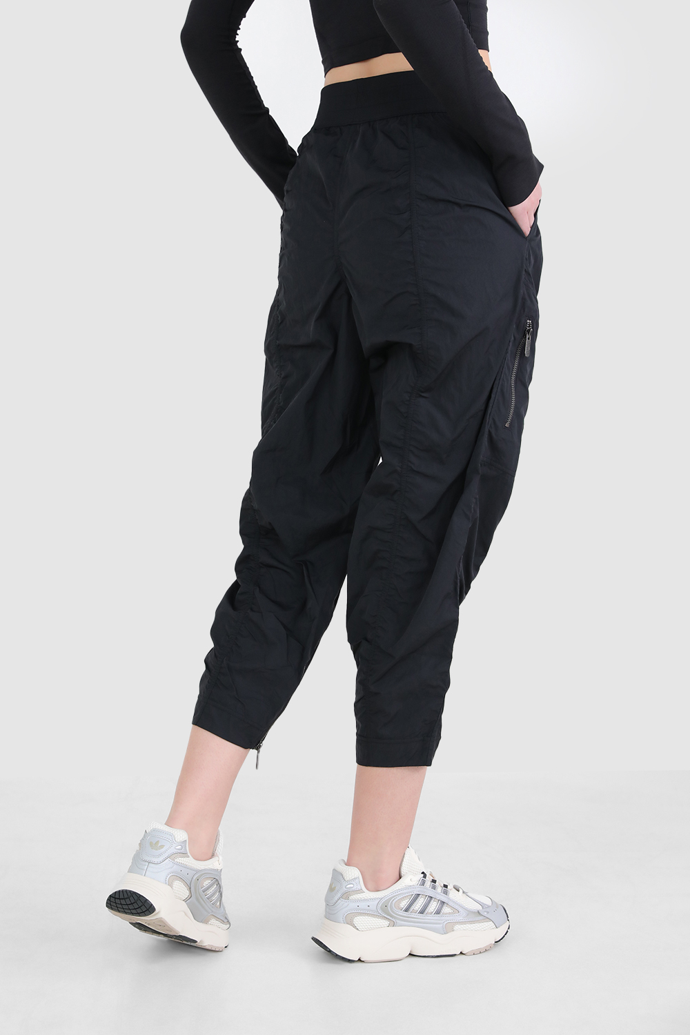 תמונת דוגמן אחורית של Front-Zip Mid-Rise Ruched Crop LULULEMON