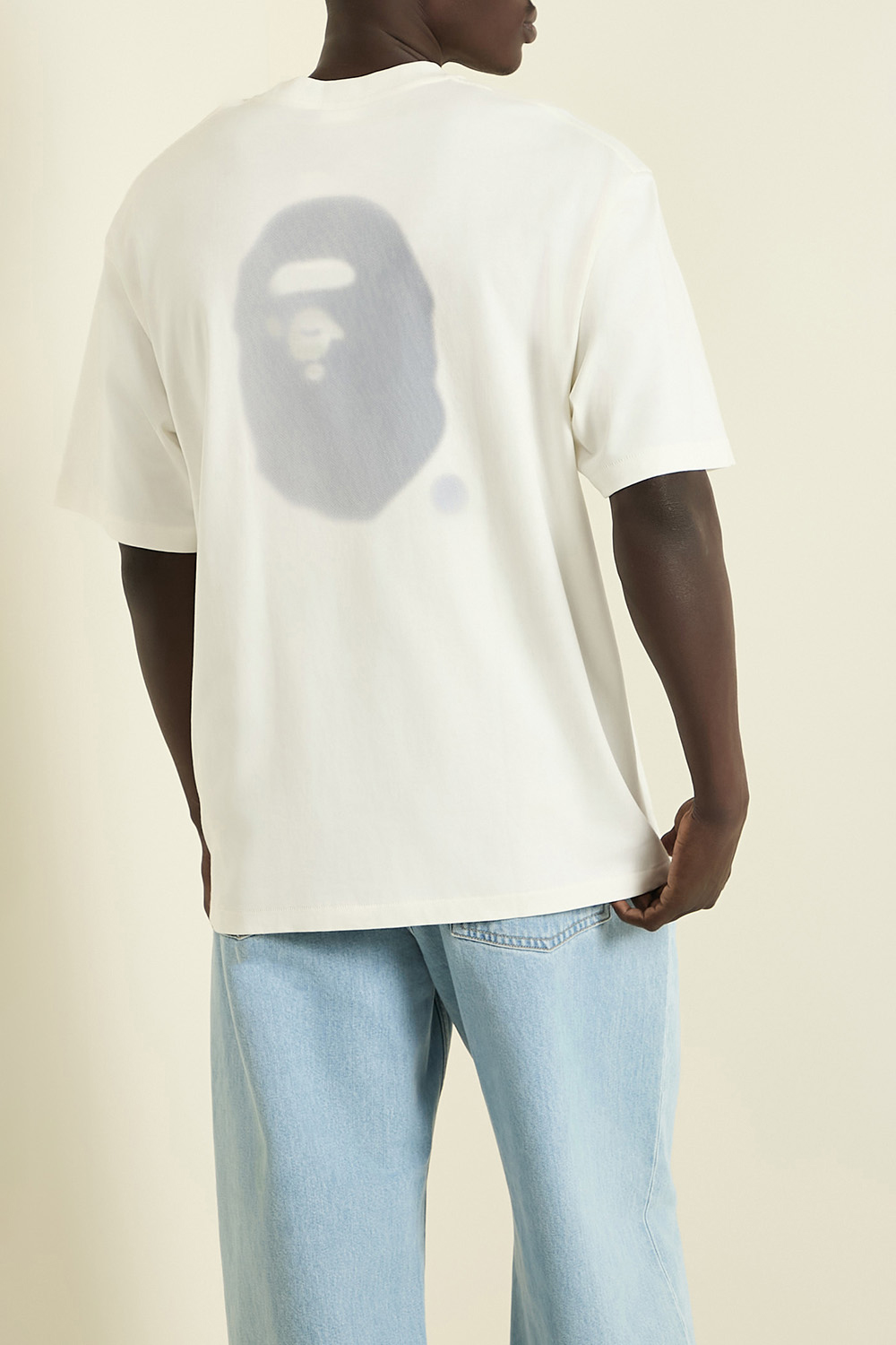 תמונת תקריב דוגמן של חולצת טי BAPE