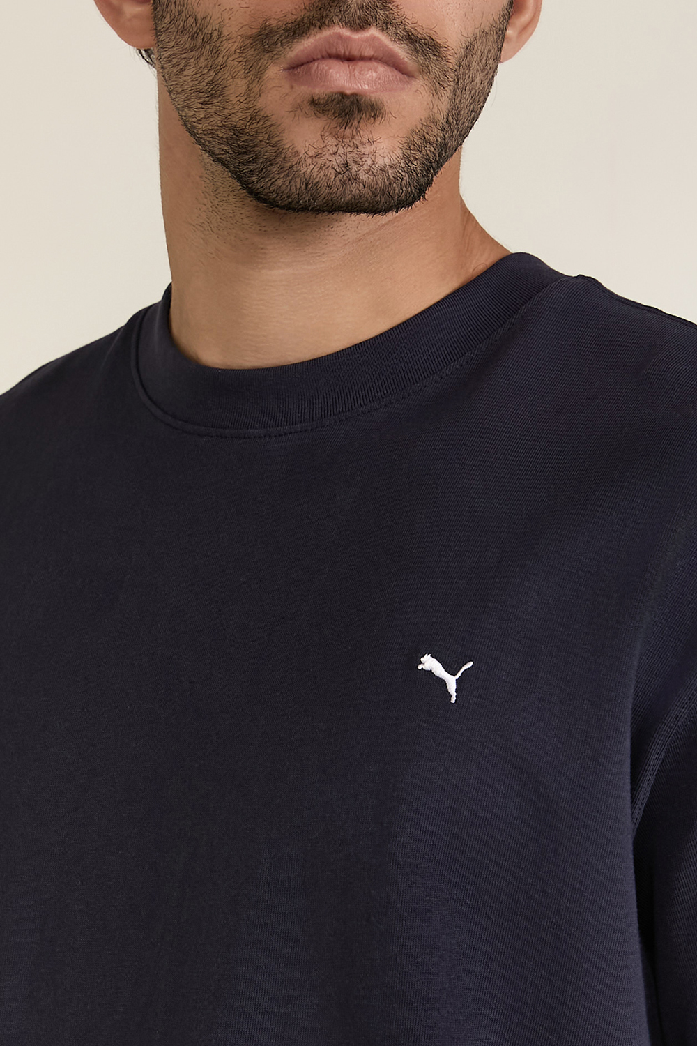 תמונת תקריב דוגמן של חולצת טי PUMA
