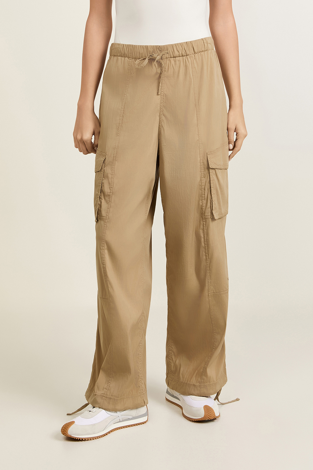 תמונת דוגמן קידמית של Lightweight Adjustable Mid-Rise Cargo Pant LULULEMON