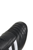 תמונת תקריב של נעלי סניקרס טאקוונדו ADIDAS ORIGINALS