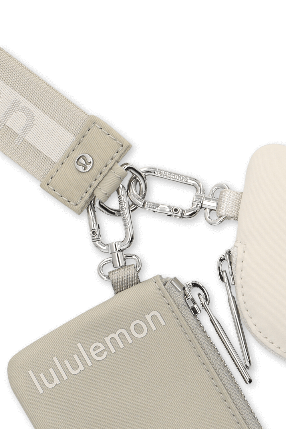 תמונת תקריב של Dual Pouch Wristlet Wordmark LULULEMON