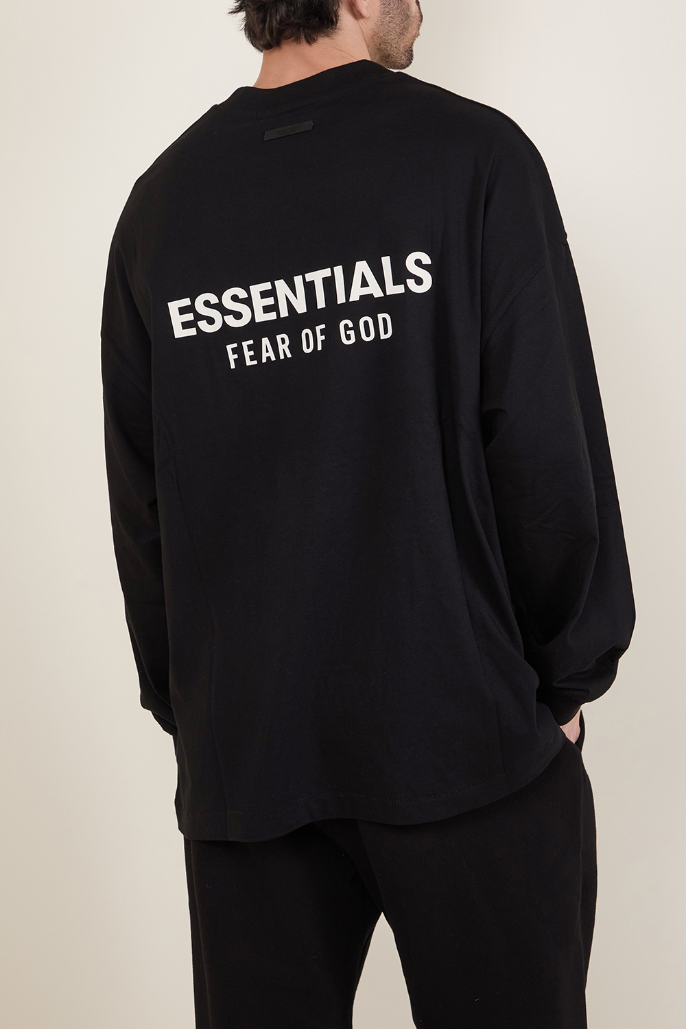 תמונת דוגמן אחורית של חולצת טי FEAR OF GOD ESSENTIALS