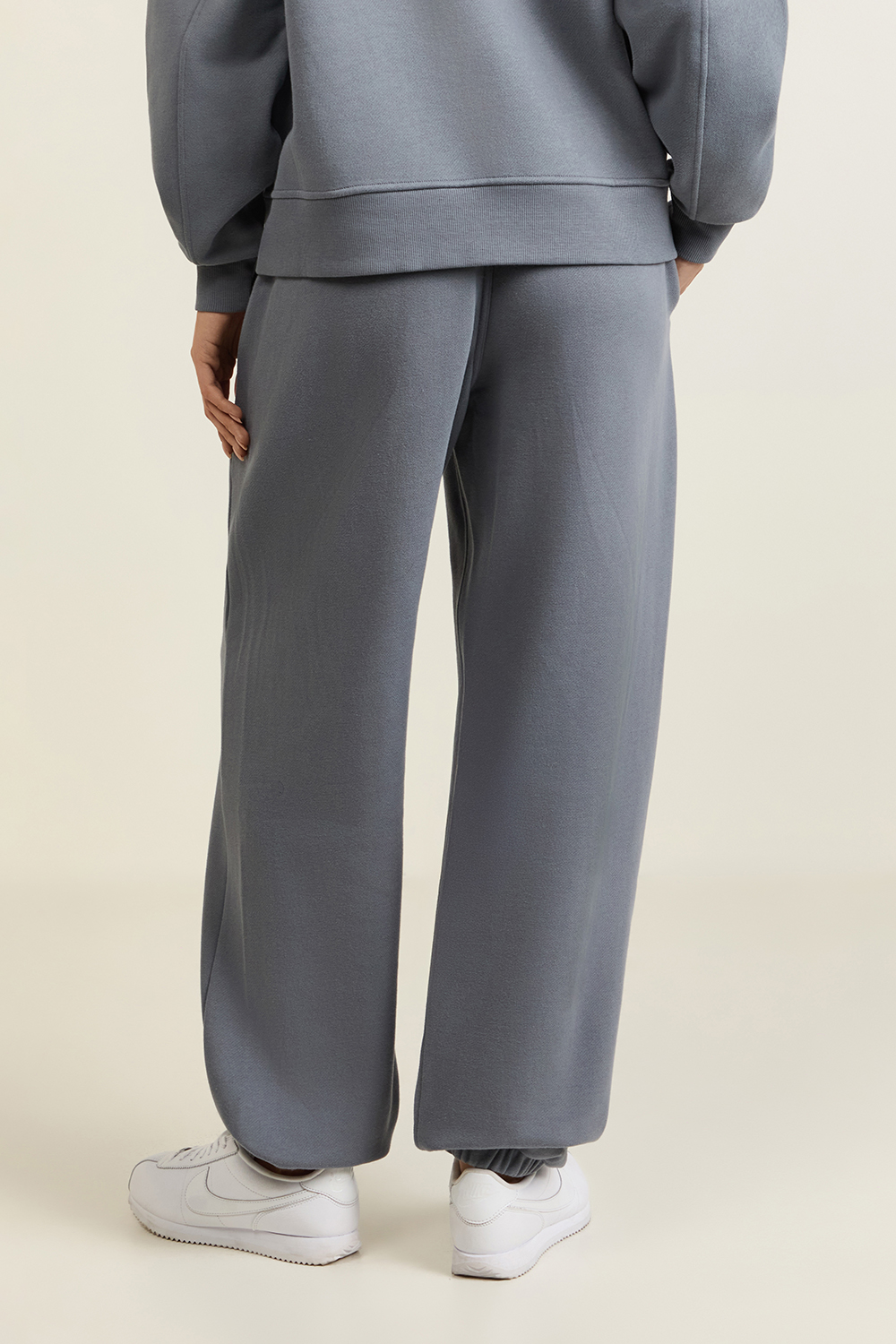 תמונת דוגמן אחורית של Scuba Mid-Rise Oversized Jogger Graphic LULULEMON