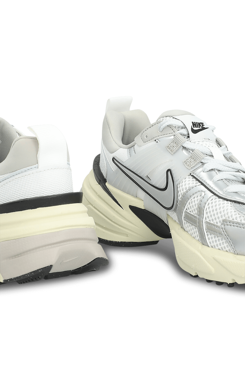 תמונת תקריב של נעלי סניקרס ראן NIKE